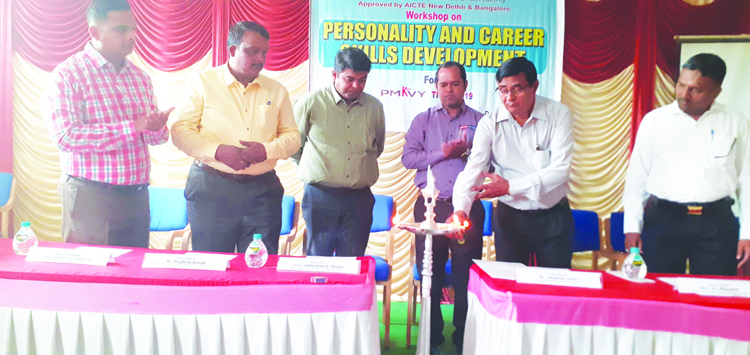 ವಿದ್ಯಾಥರ್ಿಗಳ ವ್ಯಕ್ತಿತ್ವ ವಿಕಸನ ಕಾಯರ್ಾಗಾರ